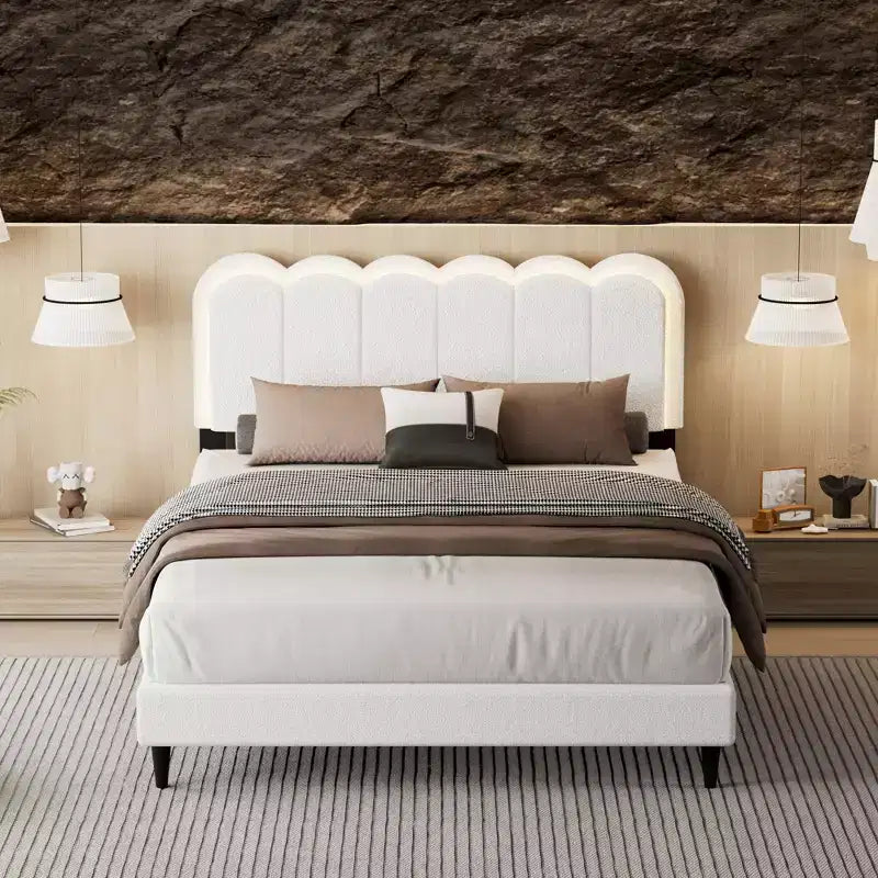 Cadre de lit crème blanc avec tête de lit pétale et lumière d'ambiance