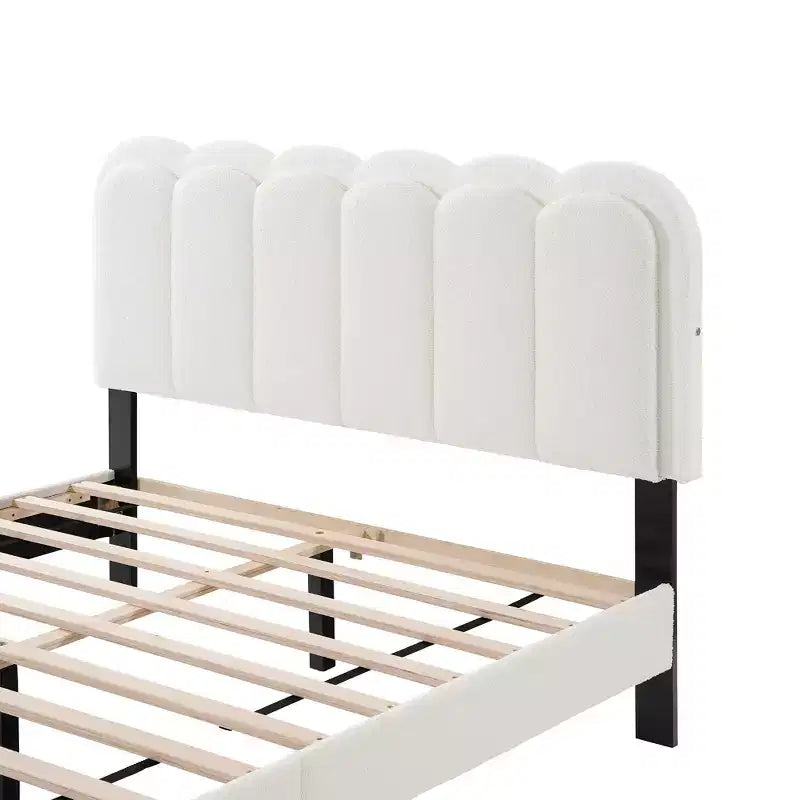 Cadre de lit crème blanc avec tête de lit pétale et lumière d'ambiance