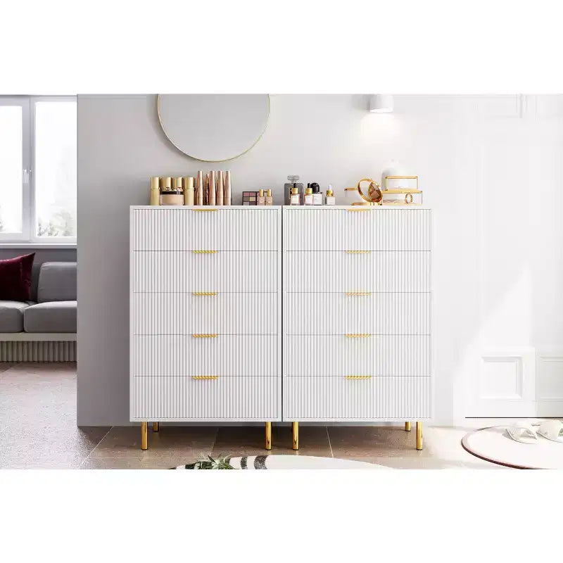 Coffre de rangement moderne avec poignées dorées