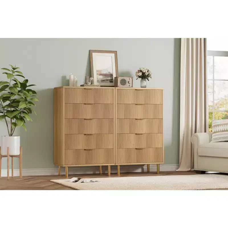 Coffre de rangement moderne avec poignées dorées