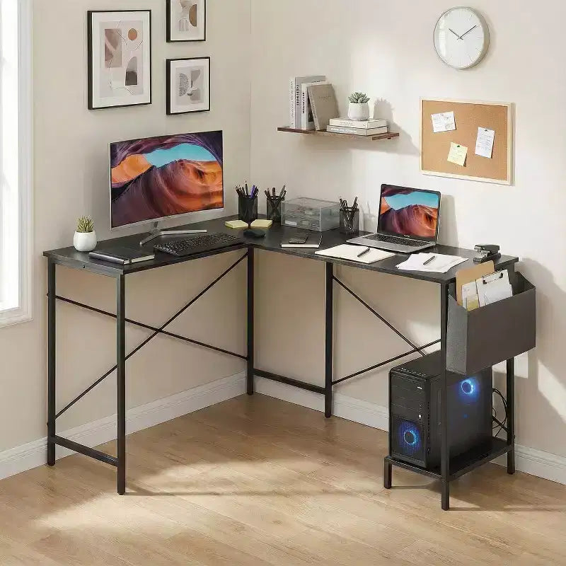 Bureau d'ordinateur moderne en L
